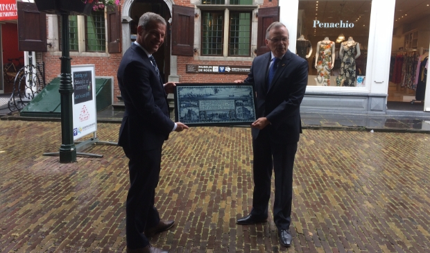 Uit dankbaarheid schonken de gemeenten Giessendam en Hardinxveld een tegeltableau aan de inwoners van Geertruidenberg.
