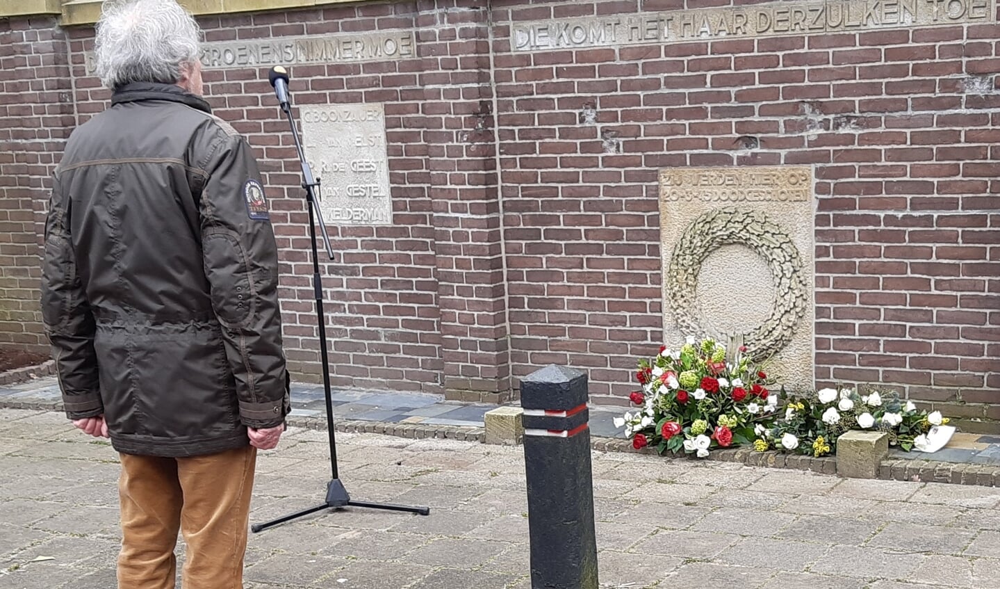 Ben Verduijn bij het verzetsmonument aan de Appelweg in Amersfoort.