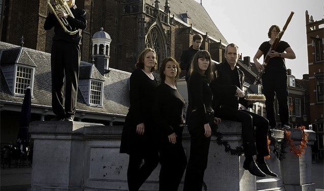 King Lear en zijn drie dochters, omringd door muzikanten van Wilskracht.
