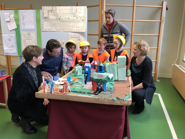 Kleuters OBS Anne Frank laten maquette zien aan Poort6