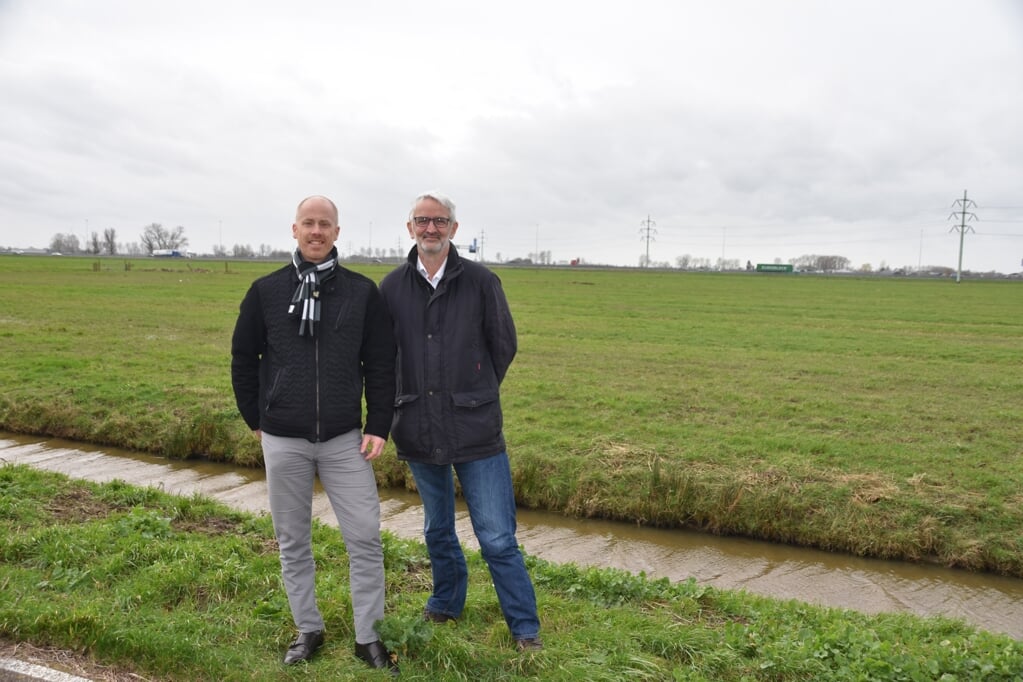 Reinier Romijn en secretaris Aad Rodenburg van de Knotwilg op de plek langs de A27 waar windpark Groote Haar moet komen
