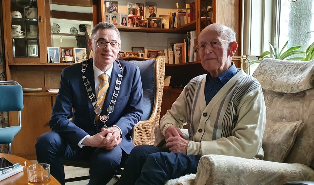 Henk Baas werd op zijn 103de verjaardag vereerd met het bezoek van burgemeester Isabella.