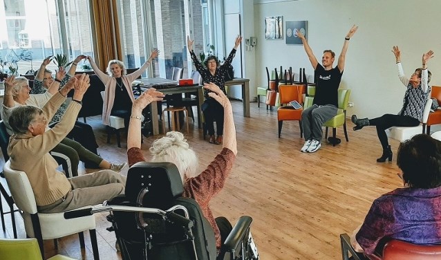 Dansbroeder Kevin verzorgt één van de vele activiteiten in het Gasthuis.