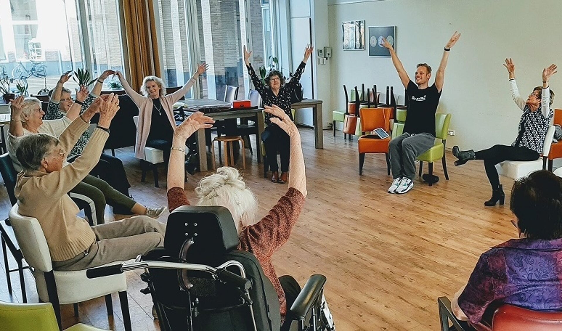 Dansbroeder Kevin verzorgt één van de vele activiteiten in het Gasthuis.