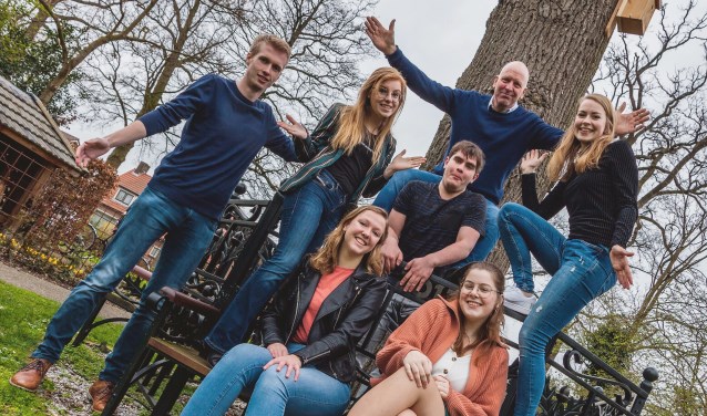 De groep Lunterse jongeren die een werkvakantie naar Oekraïne voorbereidt: Jelle Leistra, Lisa Zandsteeg, Hans Jansen, Willeke Teunissen, Simone Hulsman, Arne van Malsen en Renate de Regt. Elian van Malestijn ontbreekt op de foto.