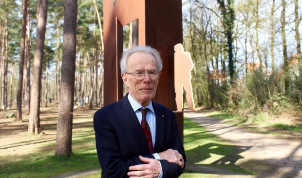 Jan Slomp bij het monument voor schuilplaatsverleners, van kunstenaar Eric Claus, in het bos schuin tegenover de ingang van Kamp Amersfoort.