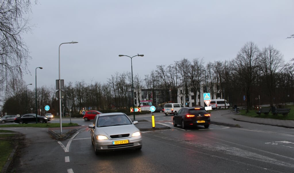 Verkeersdruk bij kruising Nico Bergsteijnweg is 's morgens hoog hoog.
