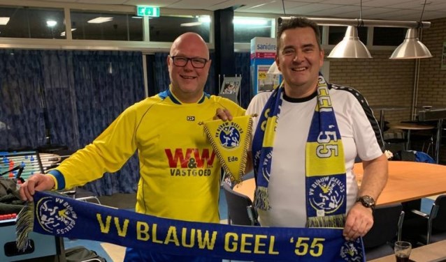 Berry Radstaat (links) en Henry Zegers verkleed als fan en speler van rivaal Blauw Geel '55.
