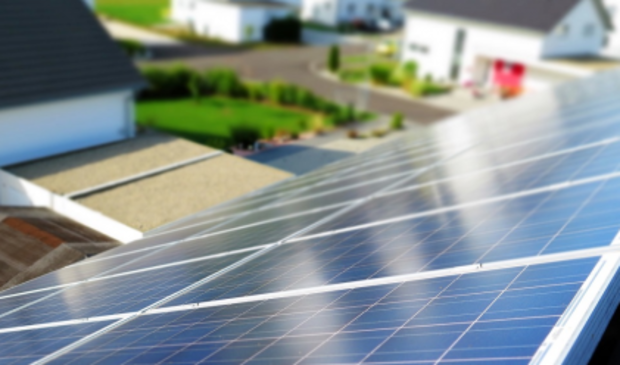<p>Zonnepanelen op daken van woningen en bedrijven moeten een belangrijke bijdrage leveren aan het opwekken van duurzame energie. </p>