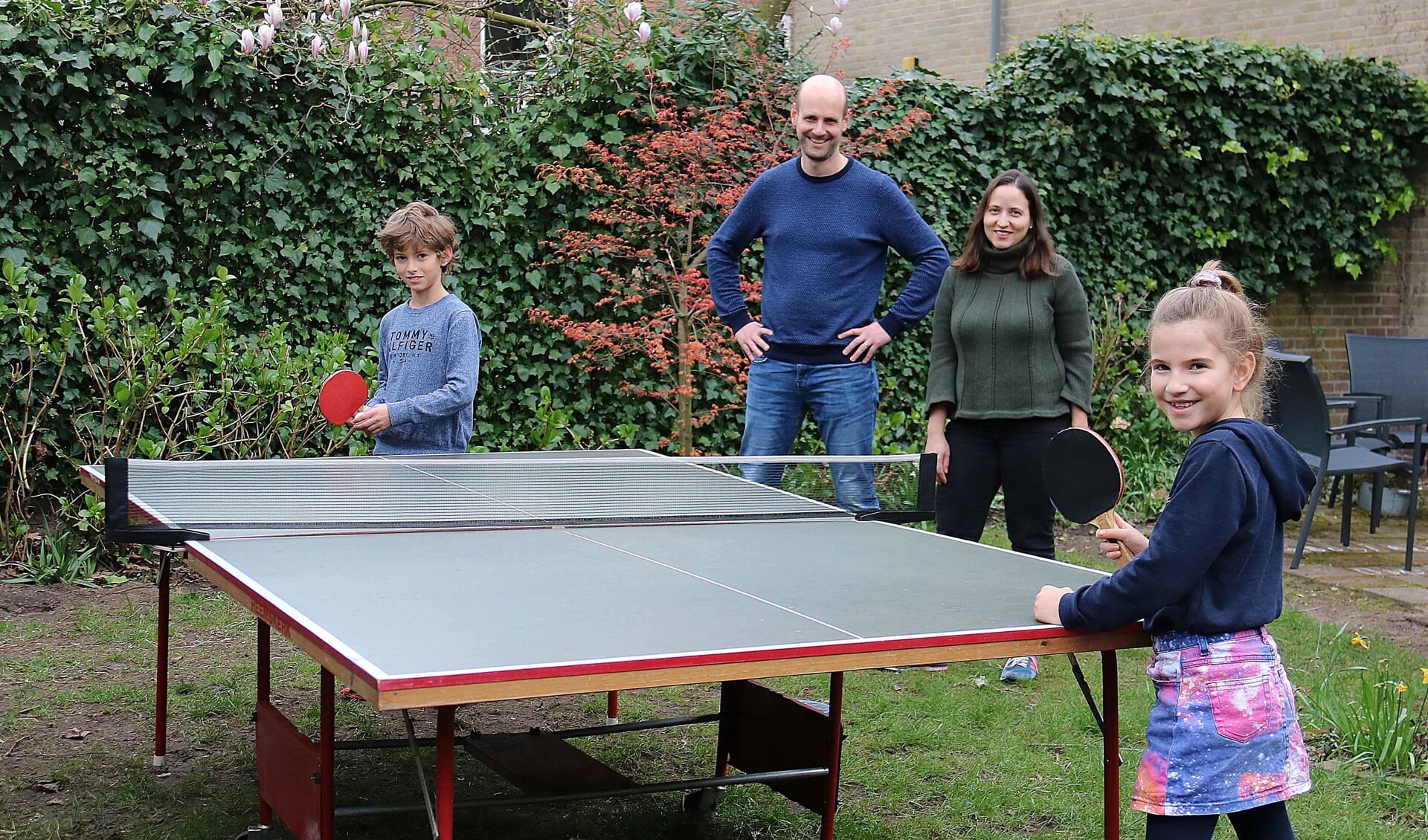 V.l.n.r. Roan, Martijn, Edanela en Anna zoeken als het even kan de buitenlucht op.