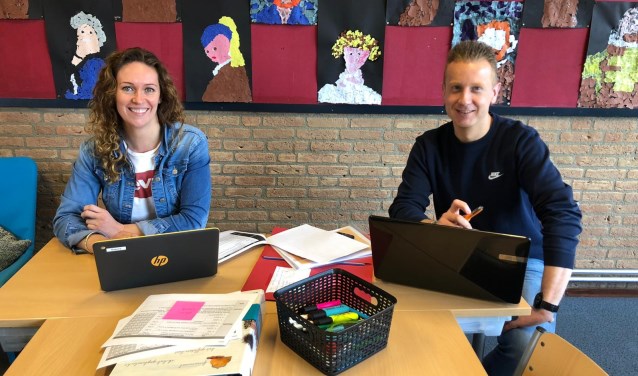 Gertrude Breevaart, lerares van groep 8 en Joni Pince van der Aa, leerkracht van groep 7. (Foto: Privé)