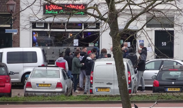 Er stonden lange rijen voor de coffeeshops vrijdag, toen bekend werden dat alles dicht moest.