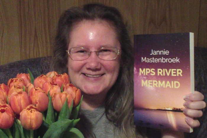 Jannie Mastenbroek met haar boek MPS River Mermaid