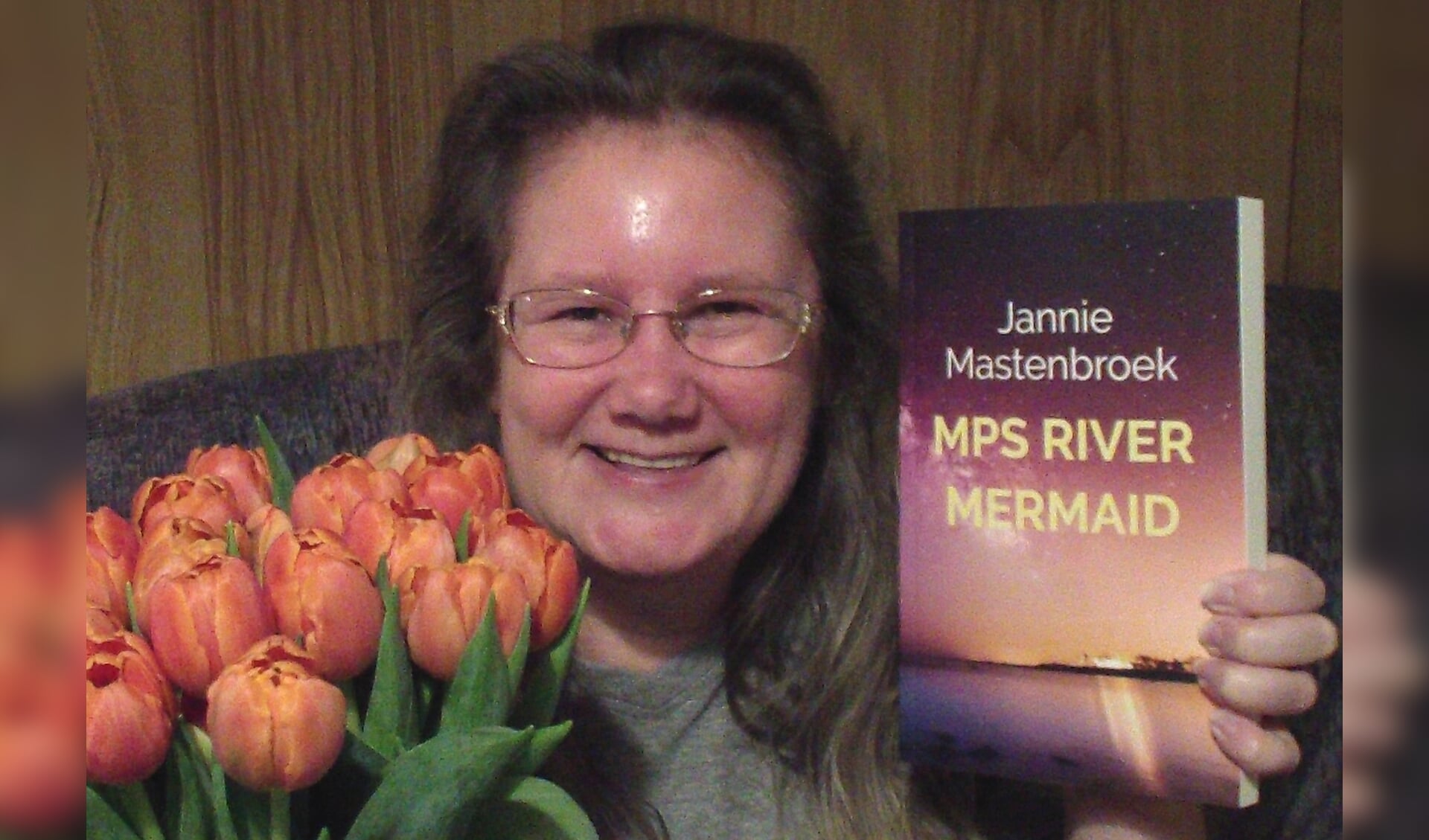Jannie Mastenbroek met haar boek MPS River Mermaid