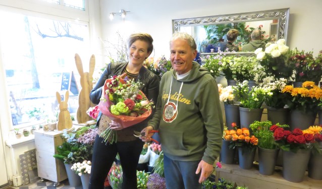 Frans draagt de snoeischaar over en ontvangt in ruil hiervoor een bos bloemen
