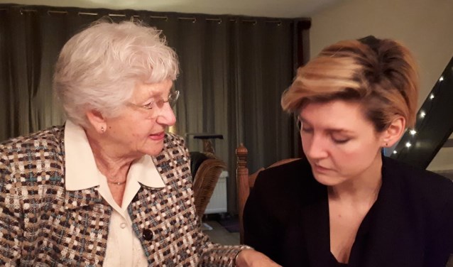 Elk jaar rond de kerst schrijven Mariska en haar oma kaartjes voor willekeurige senioren in Amersfoort en Leusden.