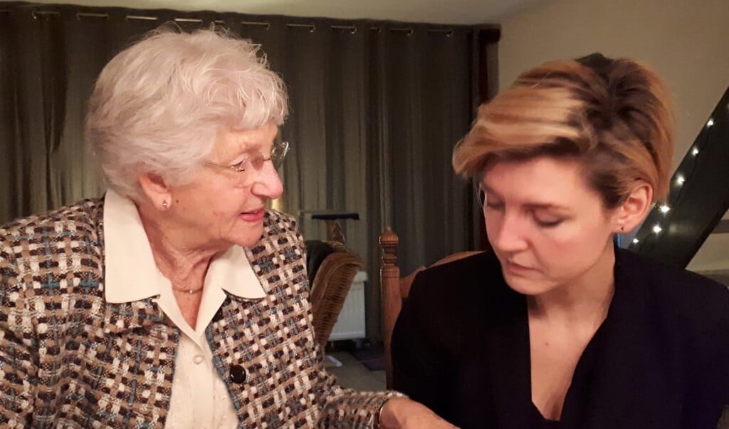 Elk jaar rond de kerst schrijven Mariska en haar oma kaartjes voor willekeurige senioren in Amersfoort en Leusden. 
