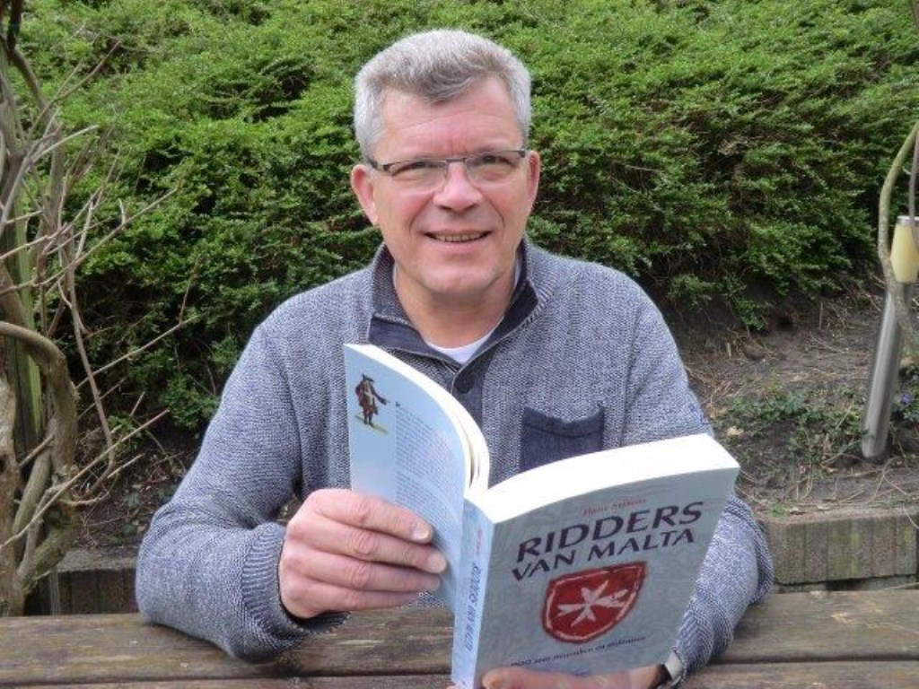 Jan leest het boek Ridders van Malta.