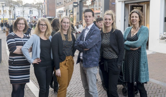 Het team van het Geldloket staat ook tijdens de coronacrisis voor u klaar. Tweede van rechts is consulent Annelies Brasjen. Foto: Baretta Media.