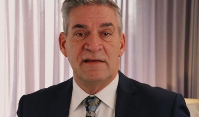 Burgemeester Frits Naafs werkt wel gewoon door.