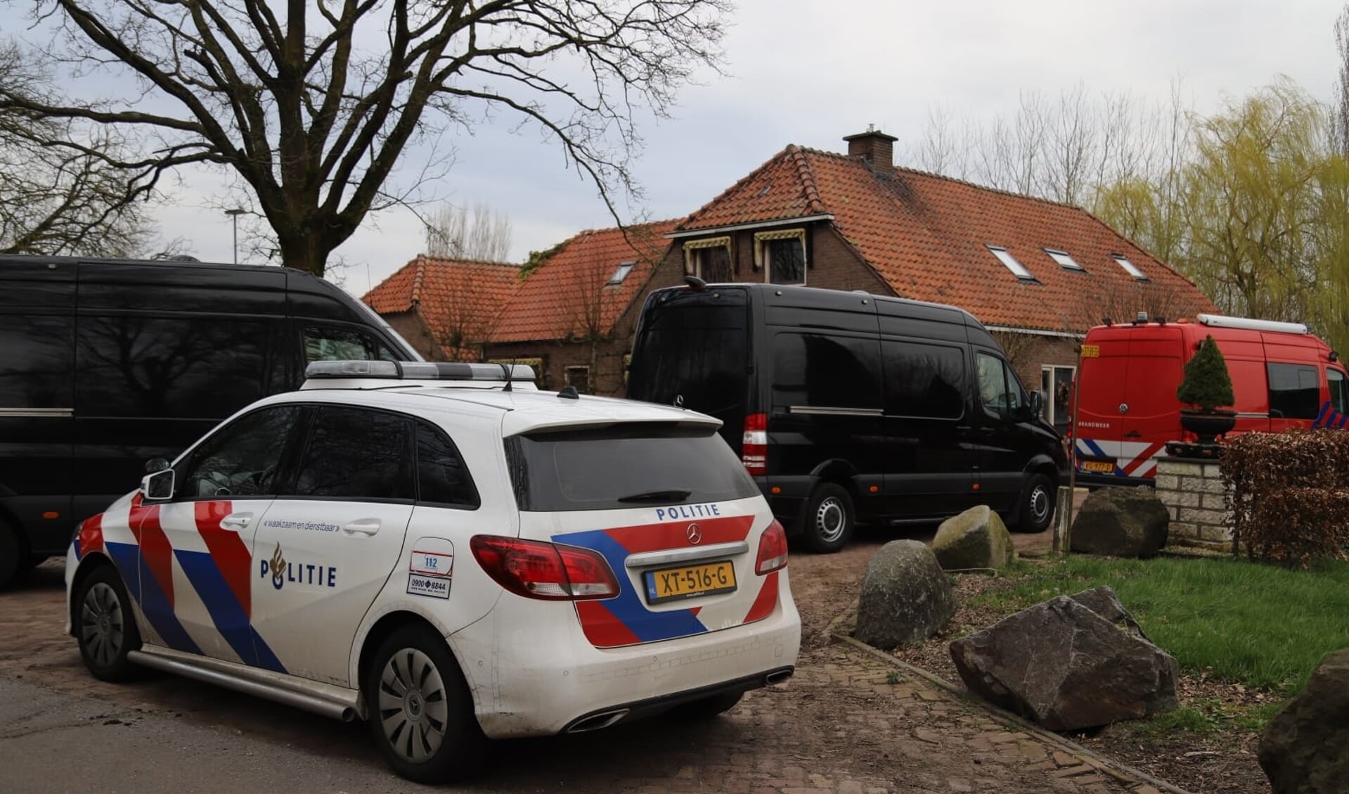 Bij een woonboerderij aan de Spoorlaan in Overberg werd in maart een drugslab ontmanteld.
