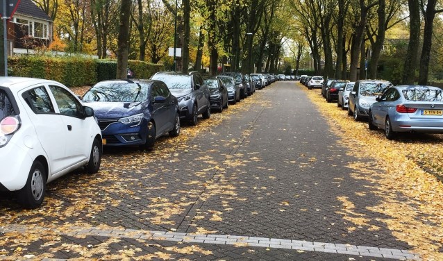 J.F. Kennedylaan aan beide zijden vol geparkeerde auto's