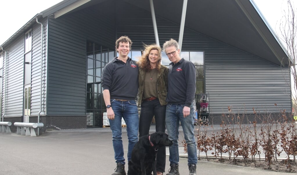 Martin, Jeannette en Maarten Wolswinkel zijn trots op de nieuwe winkel.