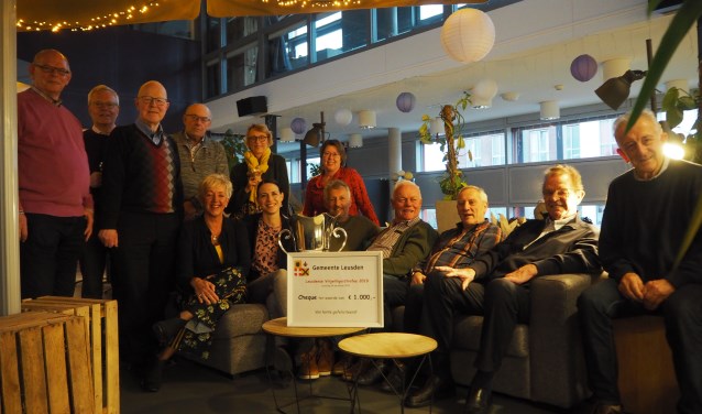 De belastinginvullers vierden hun vrijwilligersprijs met een etentje bij buurtrestaurant Maxima's.