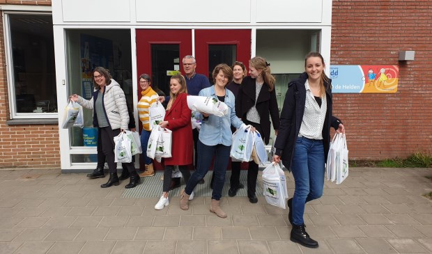 De pakketjes worden naar de leerlingen gebracht