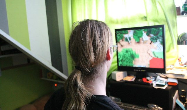 Justiaan maakt samen met een scoutingvriend het gebouw en de omgeving van Ridder Fulco na in een Minecraftserver.
