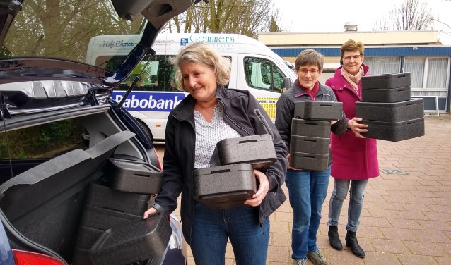 Warme maaltijden worden ingeladen om te worden afgeleverd bij de cliënten van de SWOS. Jonge(re) vrijwilligers zijn nodig om die rond te kunnen blijven brengen.