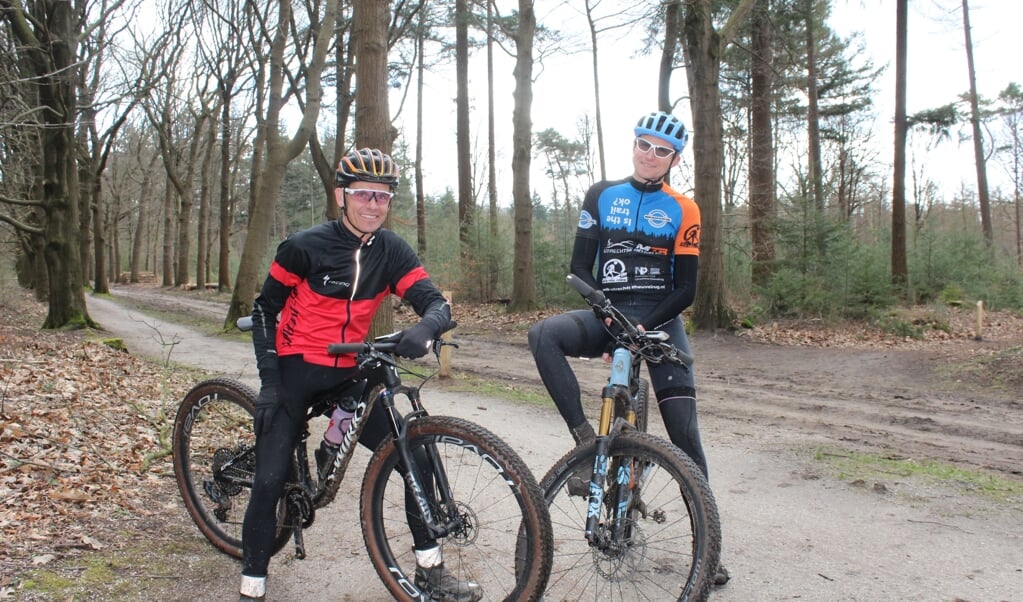 Patrick Jansen (links), ontwerper van de mountainbikeroutes, en Frank Baudet (rechts) fietsten maandag beide routes.