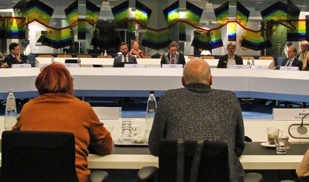 <p>De gemeenteraad bijeen in de raadzaal.</p>