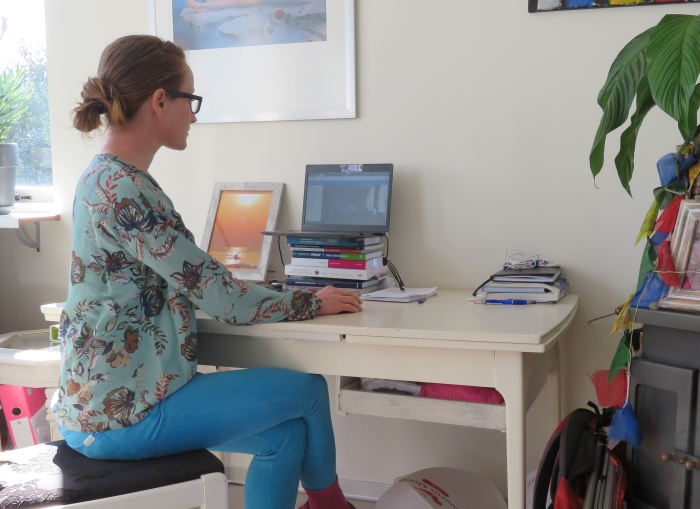 Saskia van der Drift begeleid via videoconsult haar patienten