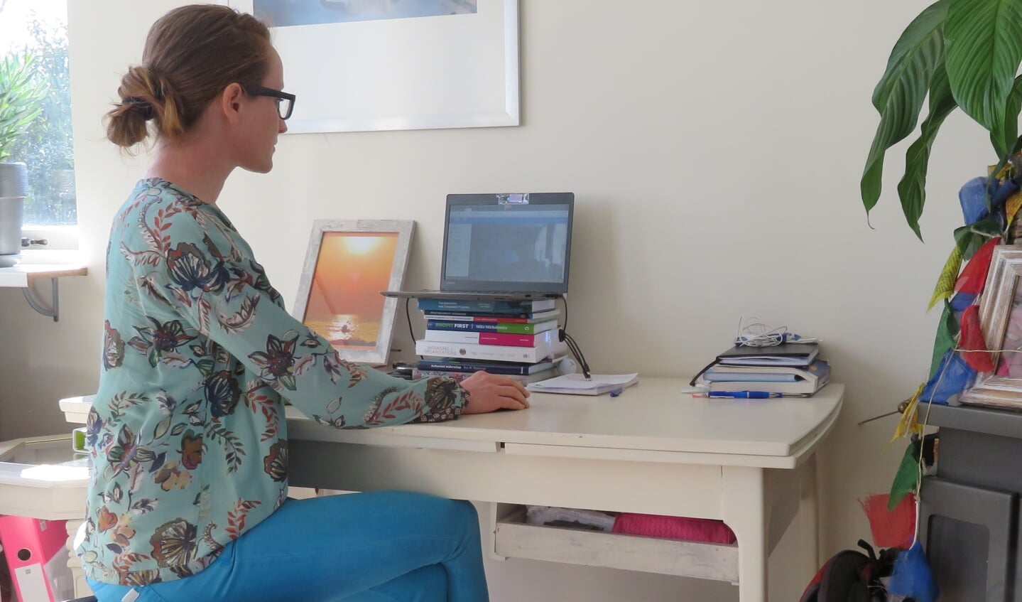 Saskia van der Drift begeleid via videoconsult haar patienten