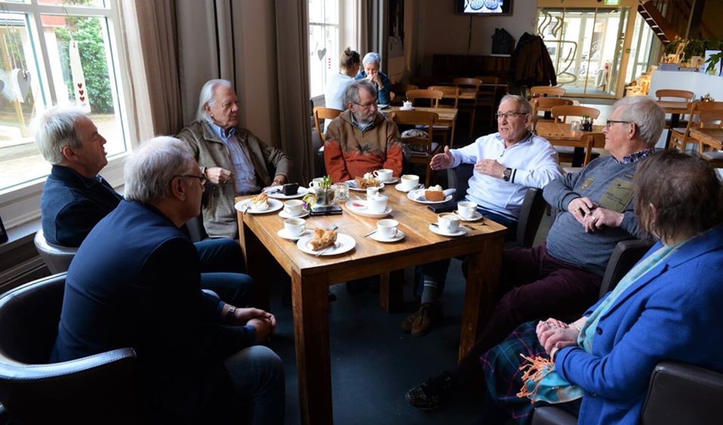 Co Michielse (met witte trui) was ruim twintig jaar het gezicht van de UVV Klussendienst.