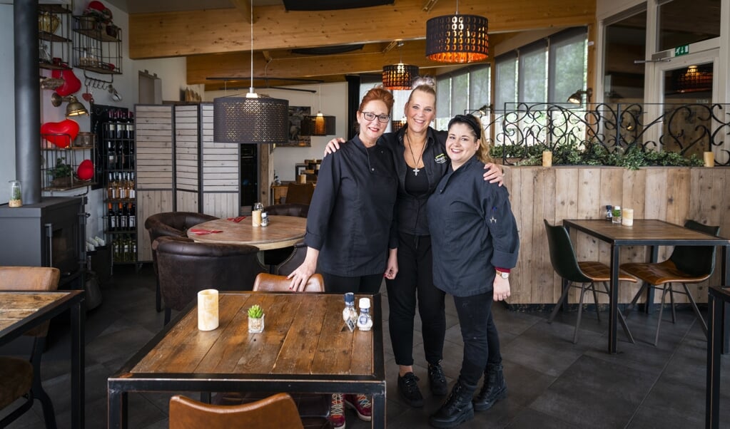 De drie eigenaren van restaurant 't Zuiderbosch in Voorthuizen. Van links naar rechts: Annette Marneef, Patricia Schols en Kim van Manen.