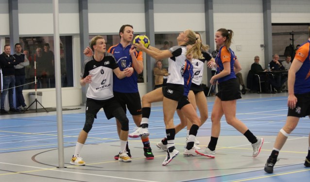 Carmen de Heer gaat voor een doorloopbal en Danny den Dunnen kijkt toe