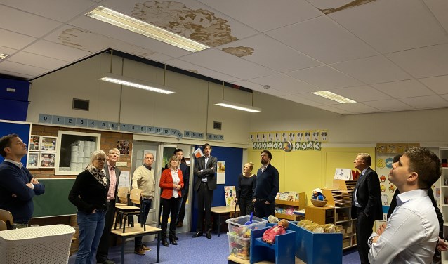 De VVD-fractie bekeek onlangs met enkele schooldirecteuren onder meer de lekkages in de schoolgebouwen aan Orion.