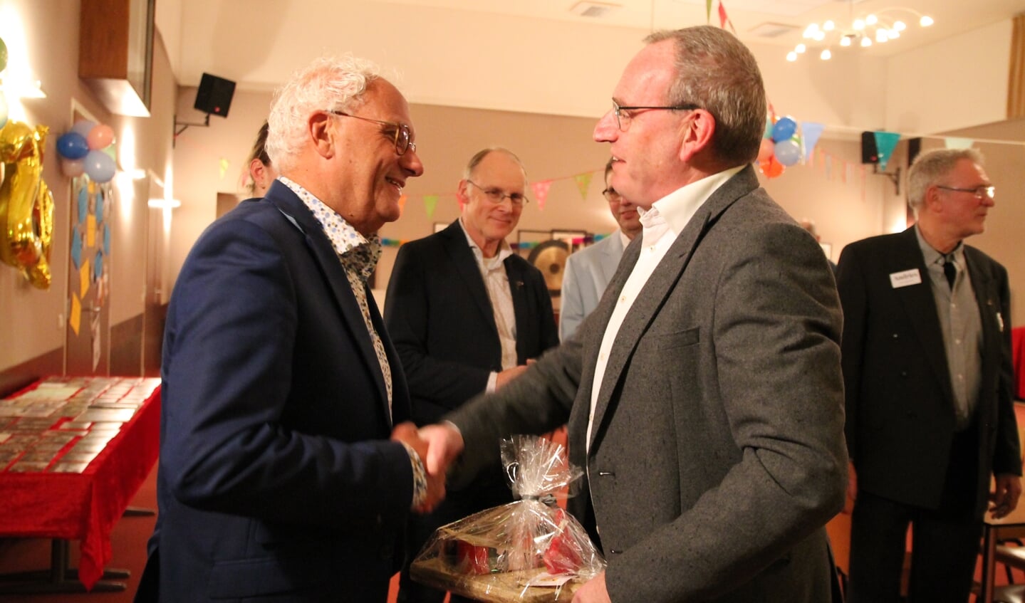 Pieter de Kruif feliciteert voorzitter Gert van Dijk tijdens de receptie