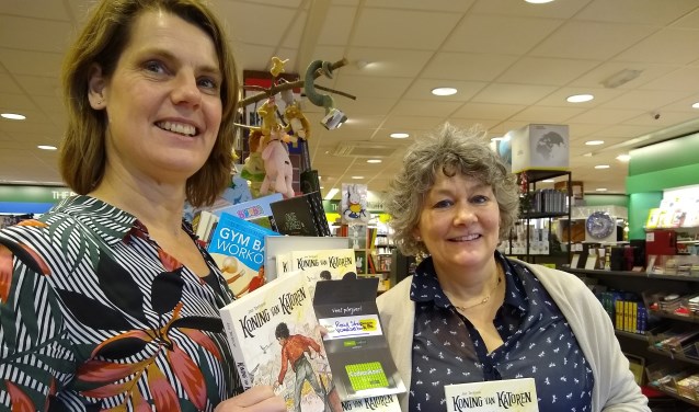 Petra Stam van The Readshop Doorn overhandigt de gedoneerde boeken aan Ira Appel.