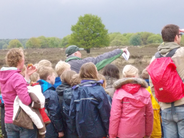 Gids Arnold Boute begeleidt een van de themawandelingen vanaf de Schaapskooi