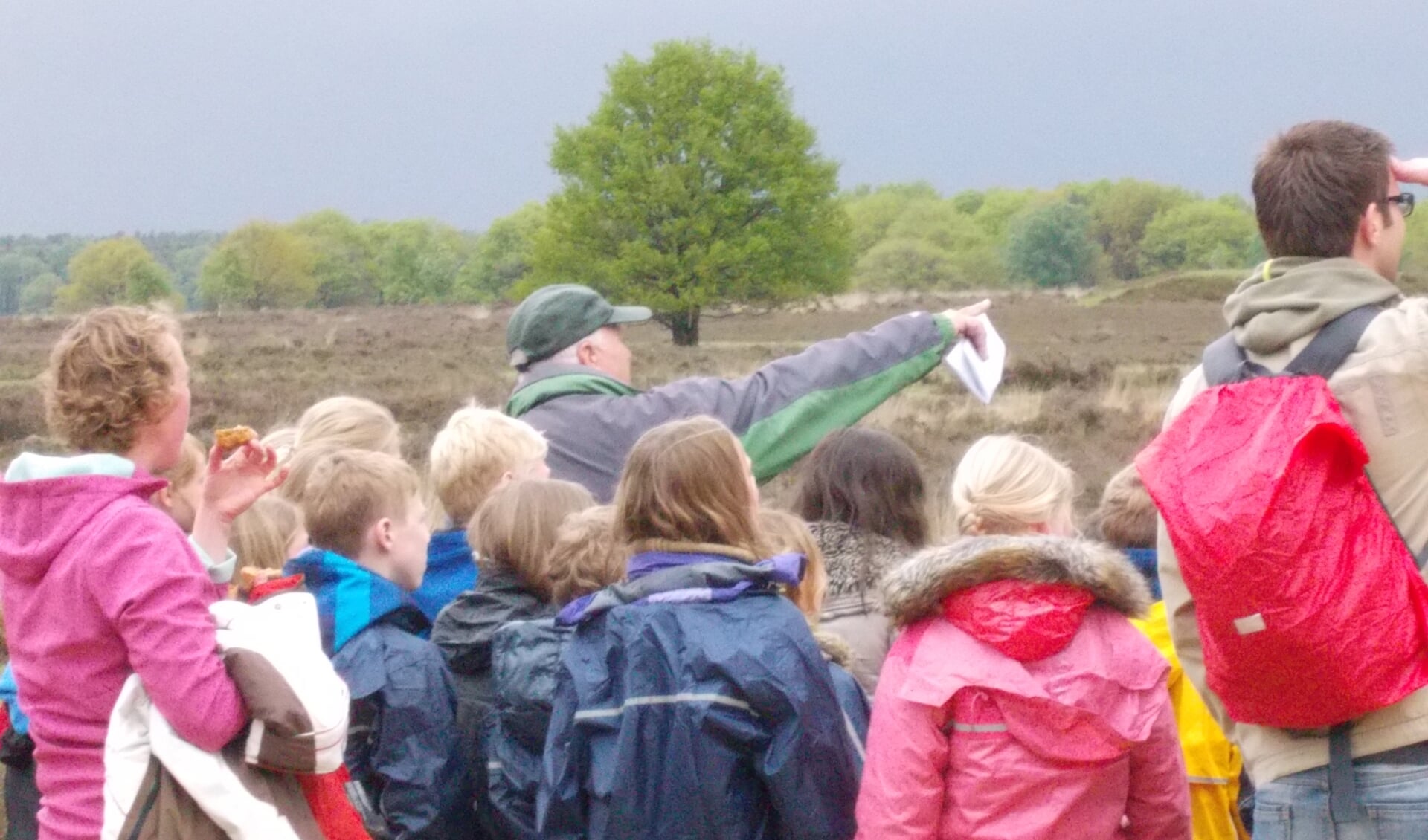 Gids Arnold Boute begeleidt een van de themawandelingen vanaf de Schaapskooi