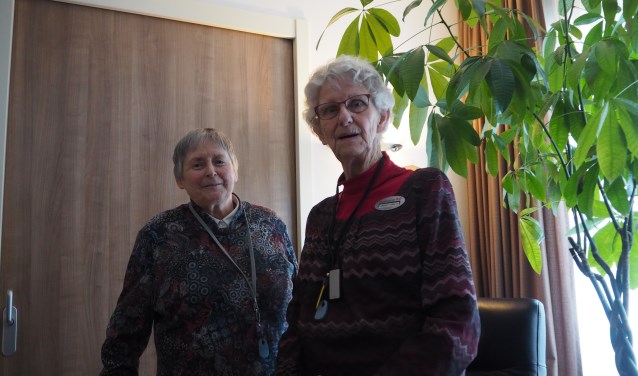 De bijna 80jarige Greet van Oosterom (rechts) met één van de bezoekers van de hersengym.
