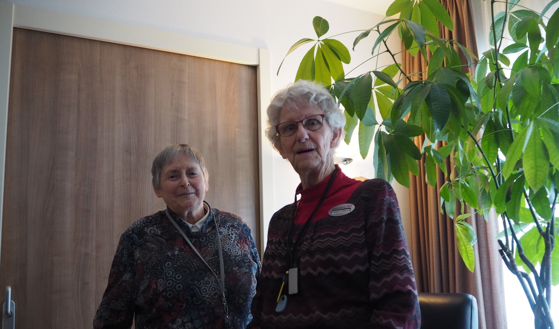 De bijna 80jarige Greet van Oosterom (rechts) met één van de bezoekers van de hersengym.