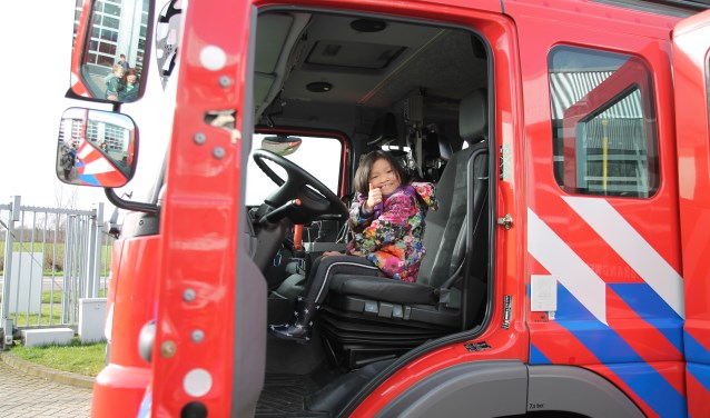 Kinderen genoten achter het stuur van een brandweerwagen.