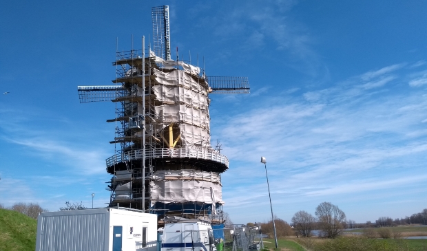 <p>Molen De Hoop, een jaar geleden nog in de steigers</p>