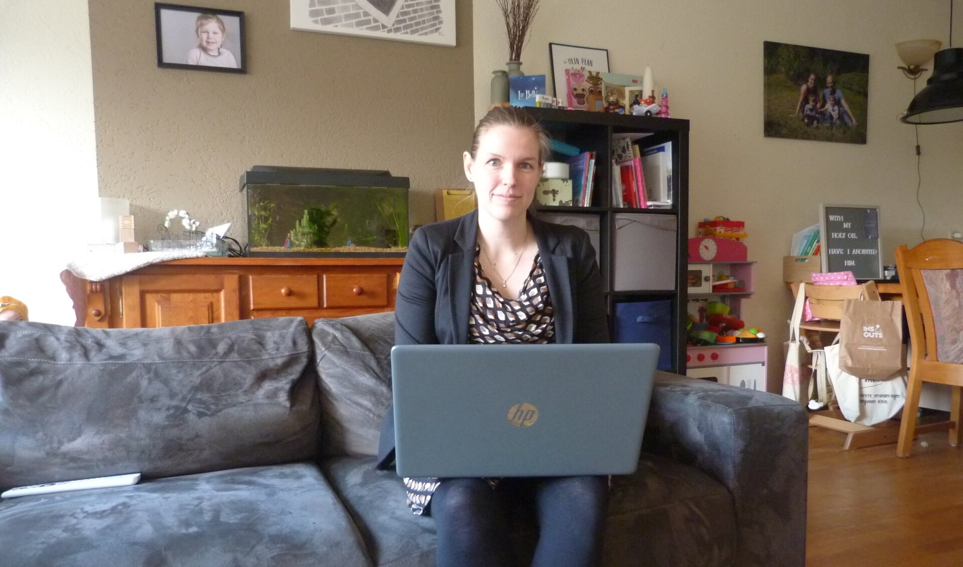 Minke van der Eijk is veelvuldig achter haar laptop te vinden om te werken aan haar website www.mamaminke.nl
