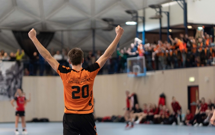 Niels Huisman viert zijn goal