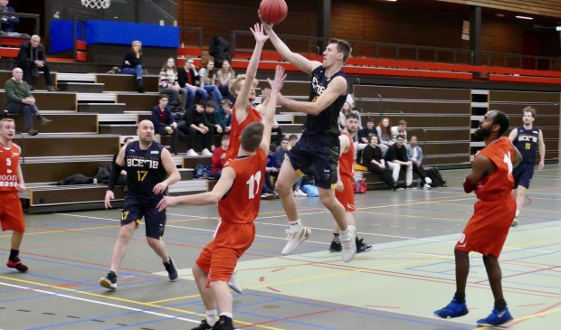 Damiël Ermen gaat scoren. Michel van den Hoven (17) kijkt gespannen toe.